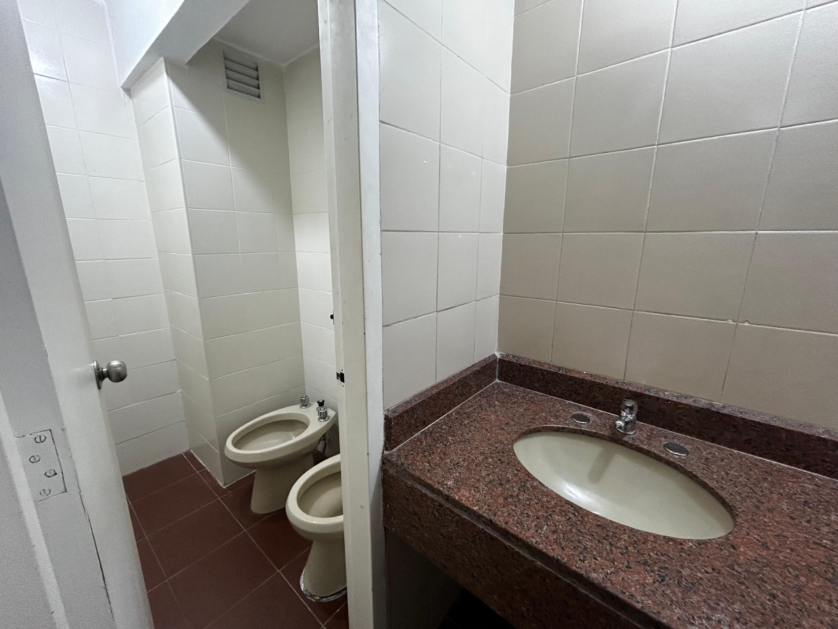 Oficina ID.5605 - Venta o Alquiler Oficina 32m2 Ciudad Vieja Plaza Matriz