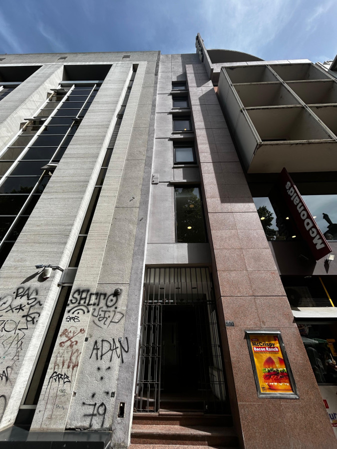 Oficina ID.5651 - Venta con Renta Oficinas Ciudad Vieja Plaza Matriz Inversion