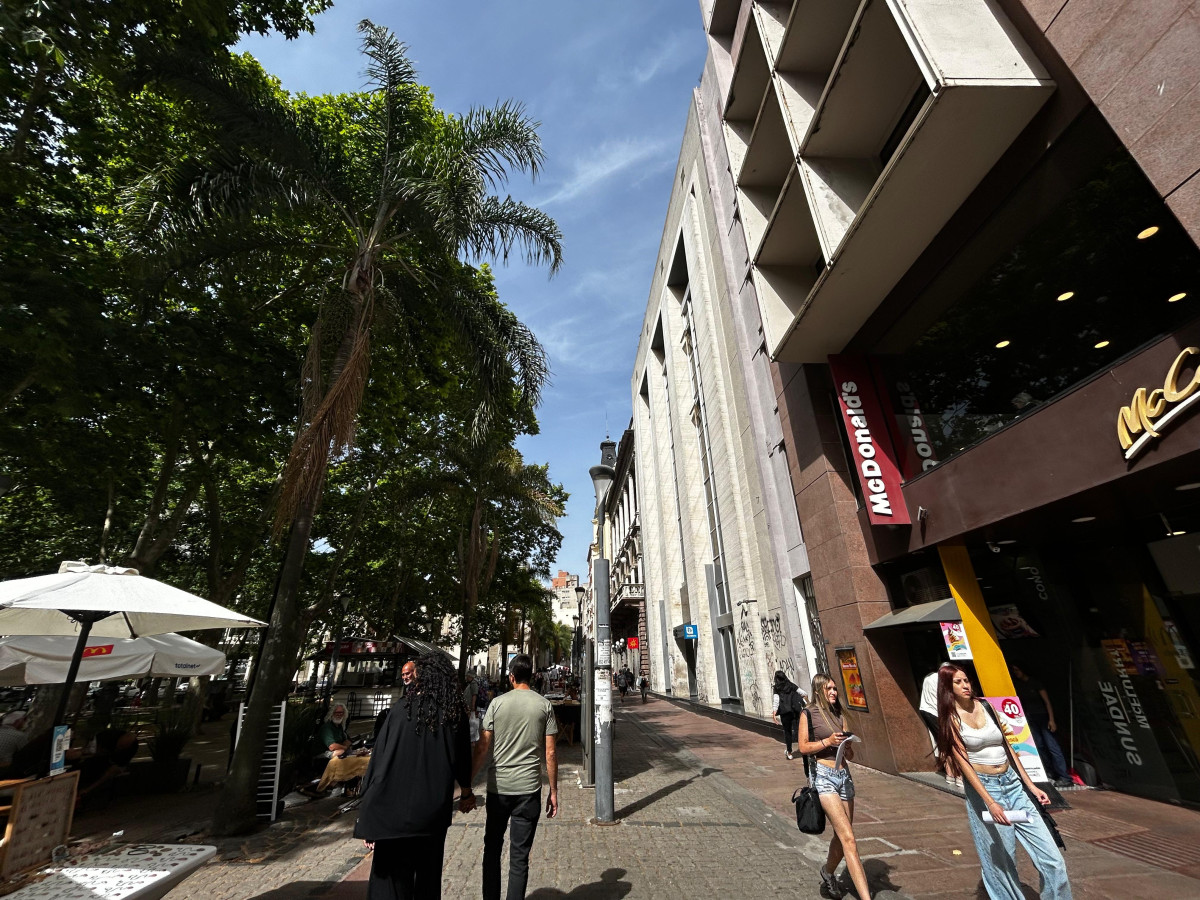 Oficina ID.5651 - Venta con Renta Oficinas Ciudad Vieja Plaza Matriz Inversion