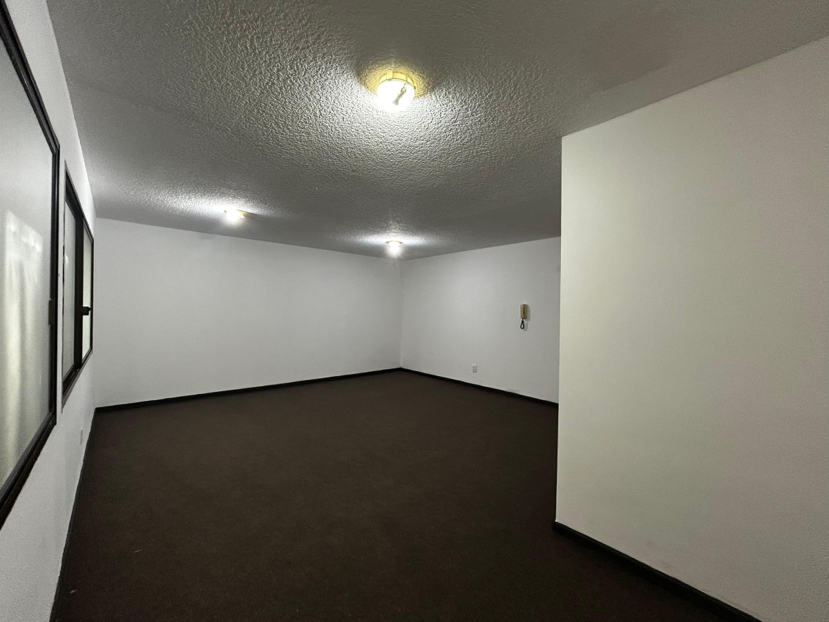 Oficina ID.5651 - Venta con Renta Oficinas Ciudad Vieja Plaza Matriz Inversion