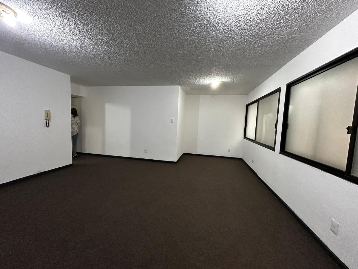 Oficina ID.5651 - Venta con Renta Oficinas Ciudad Vieja Plaza Matriz Inversion