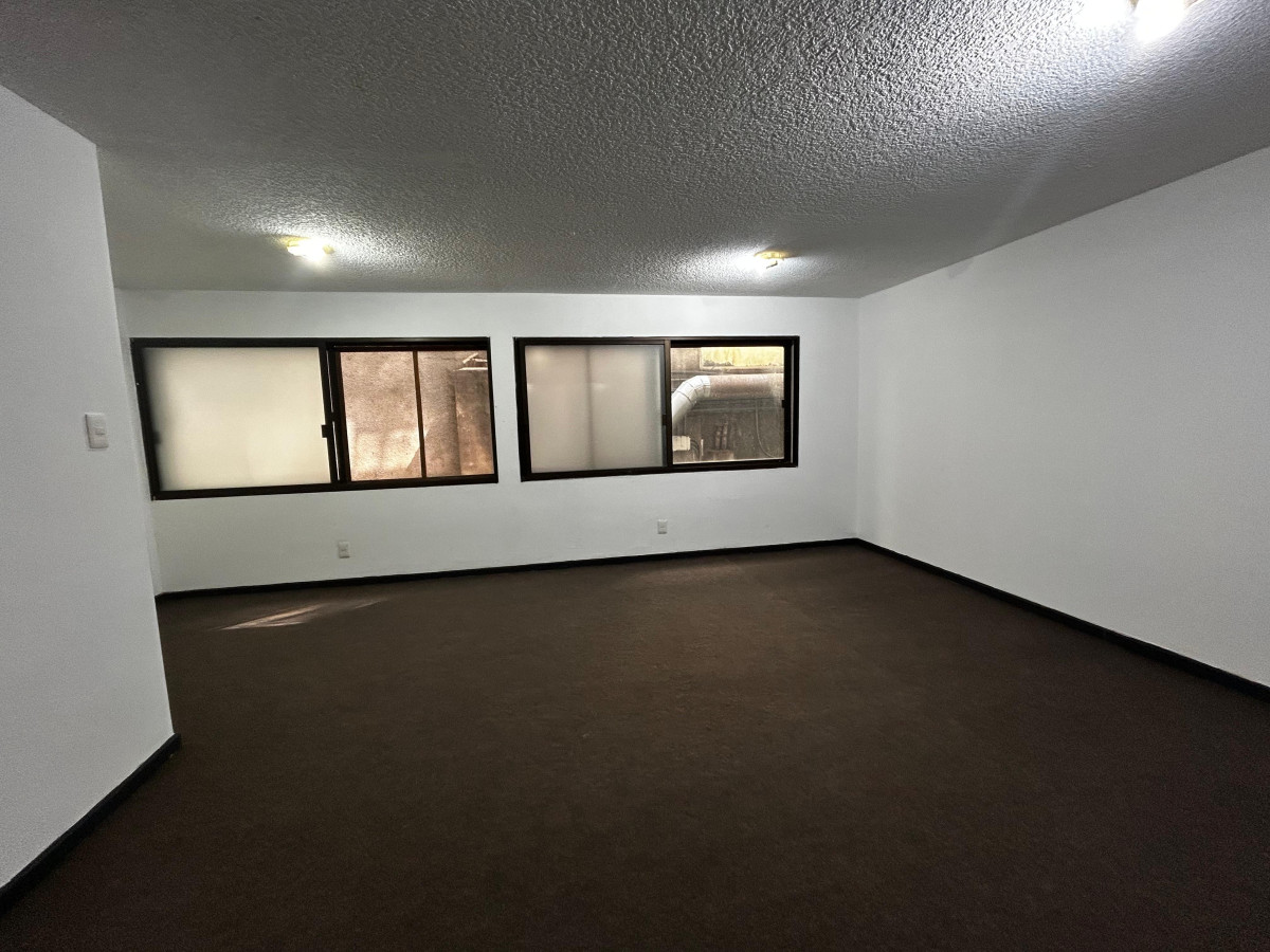 Oficina ID.5651 - Venta con Renta Oficinas Ciudad Vieja Plaza Matriz Inversion