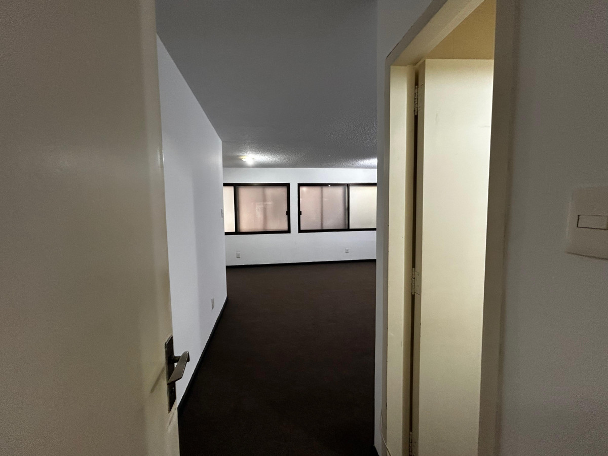 Oficina ID.5651 - Venta con Renta Oficinas Ciudad Vieja Plaza Matriz Inversion