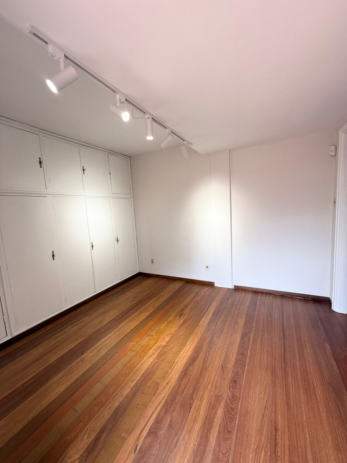 Oficina ID.5434 - Alquiler Hermosas Oficinas Pocitos con Patio Comun