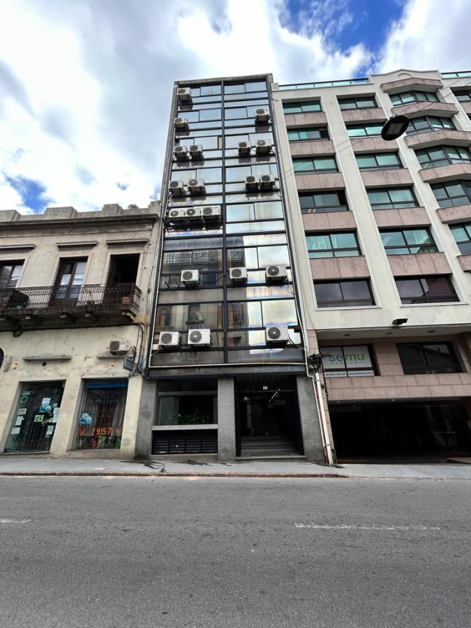 Oficina ID.6064 - Venta Oficina 2 Privados Ciudad Vieja 98m2