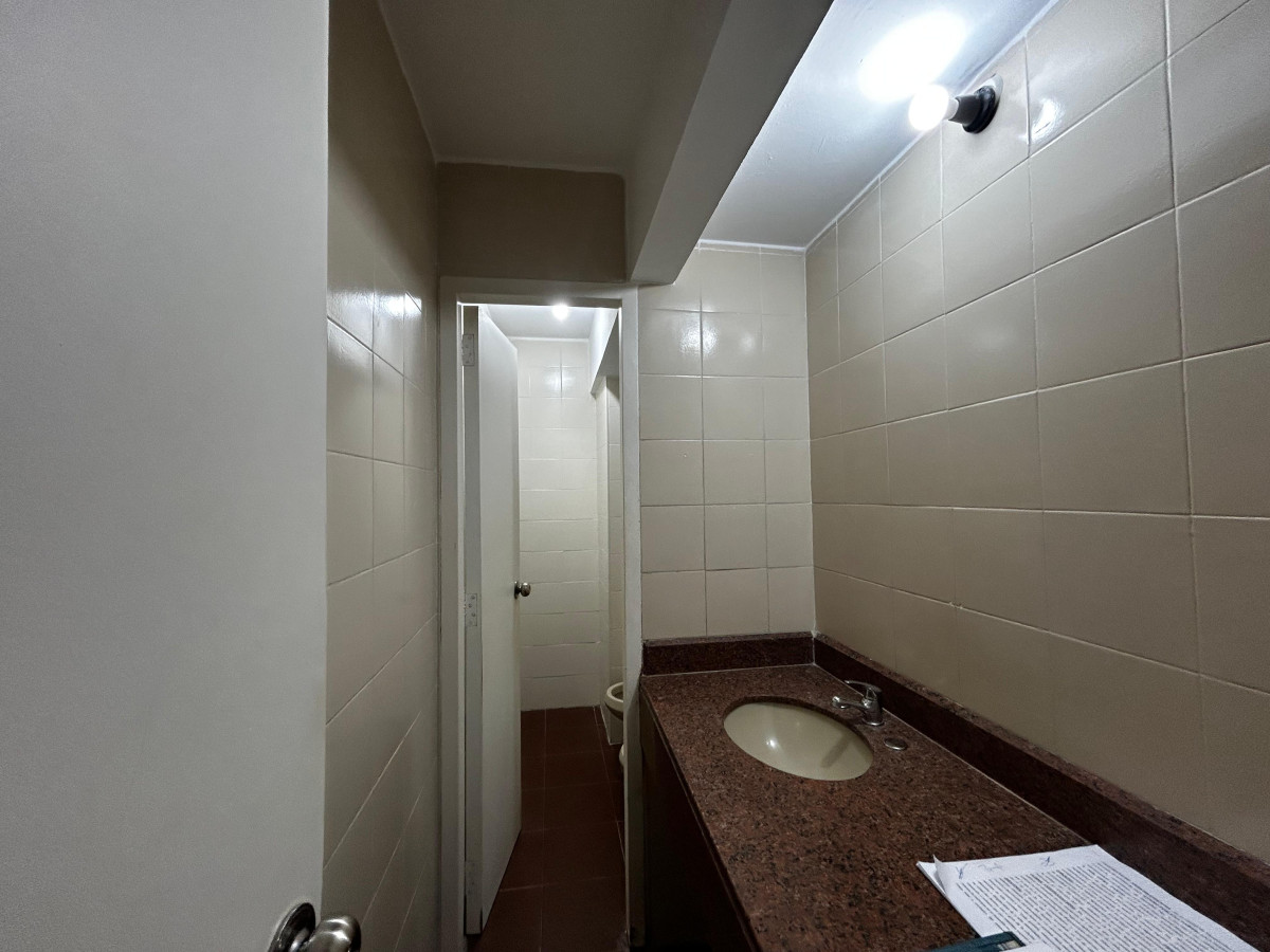 Oficina ID.5605 - Venta o Alquiler Oficina 32m2 Ciudad Vieja Plaza Matriz