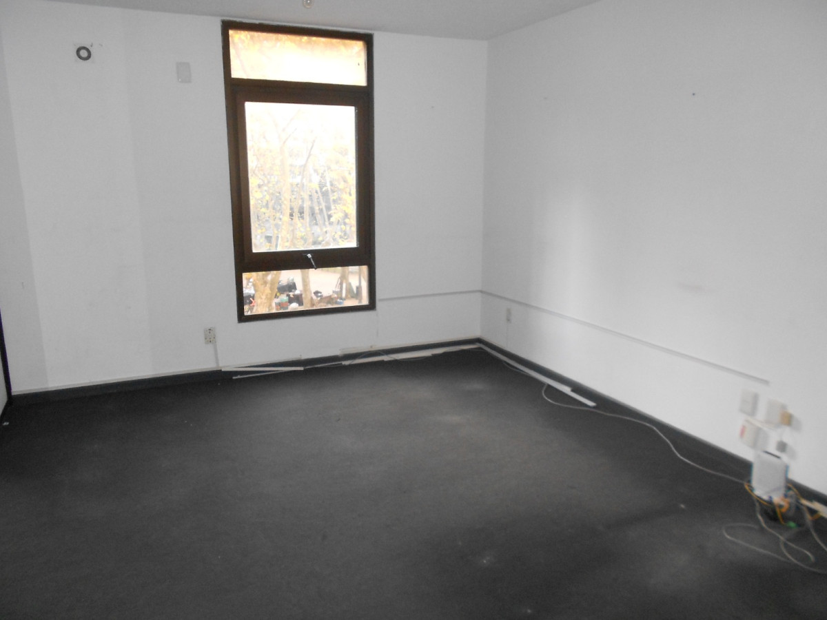 Oficina ID.5651 - Venta con Renta Oficinas Ciudad Vieja Plaza Matriz Inversion