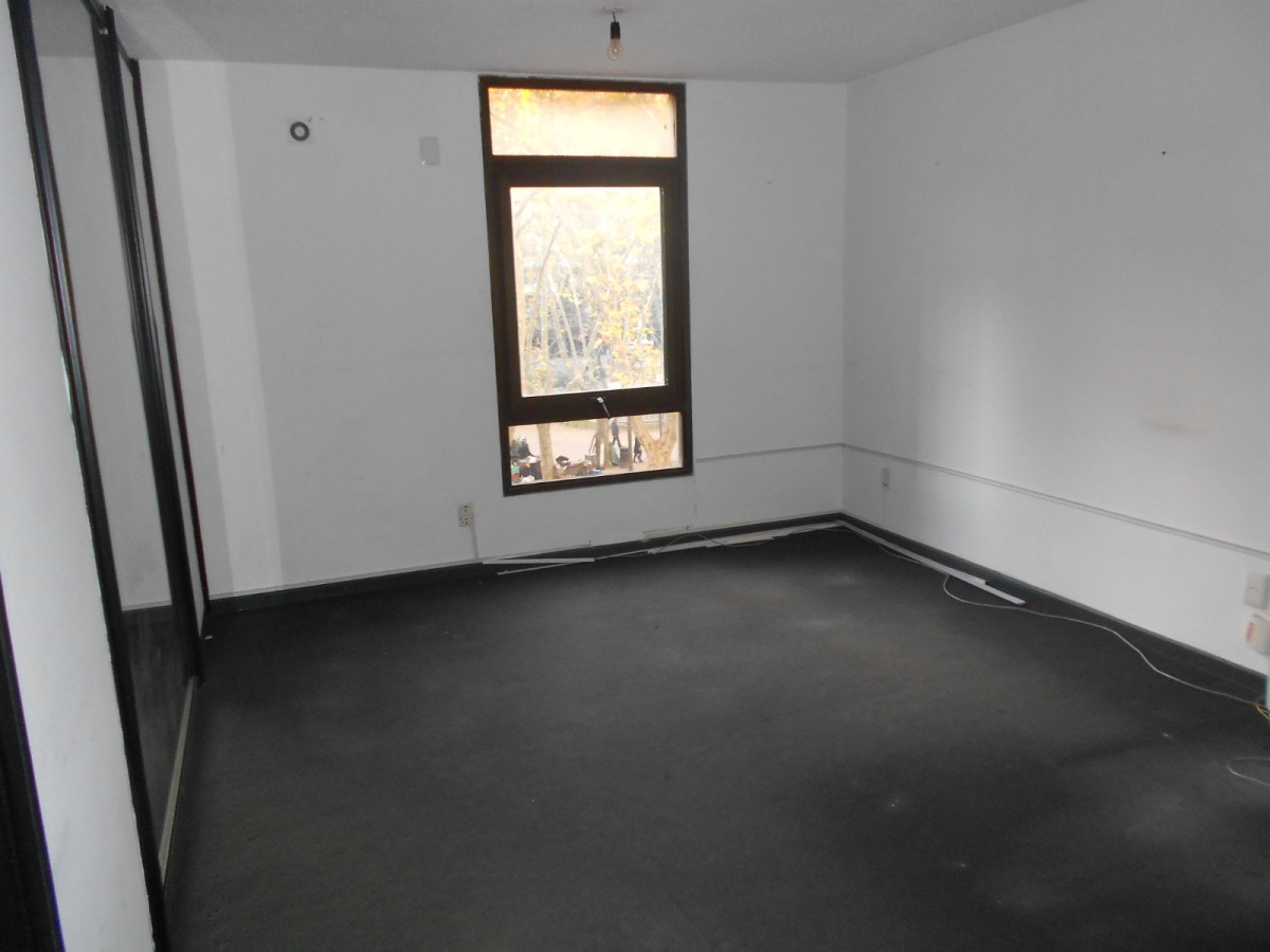 Oficina ID.5651 - Venta con Renta Oficinas Ciudad Vieja Plaza Matriz Inversion