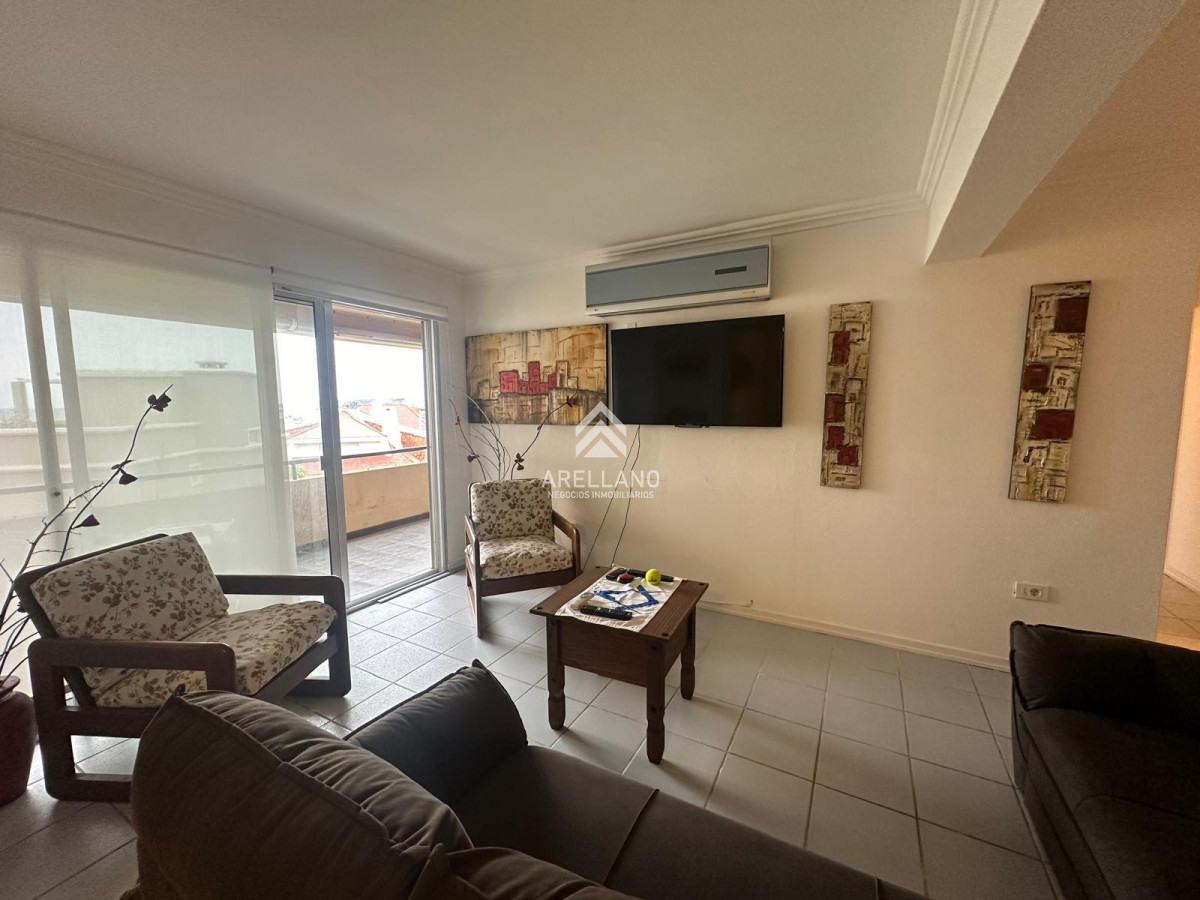 Apartamento ID.4239 - Apartamento en venta y alquiler temporal, 3 dormitorios, frente al mar Playa mansa, Punta del Este