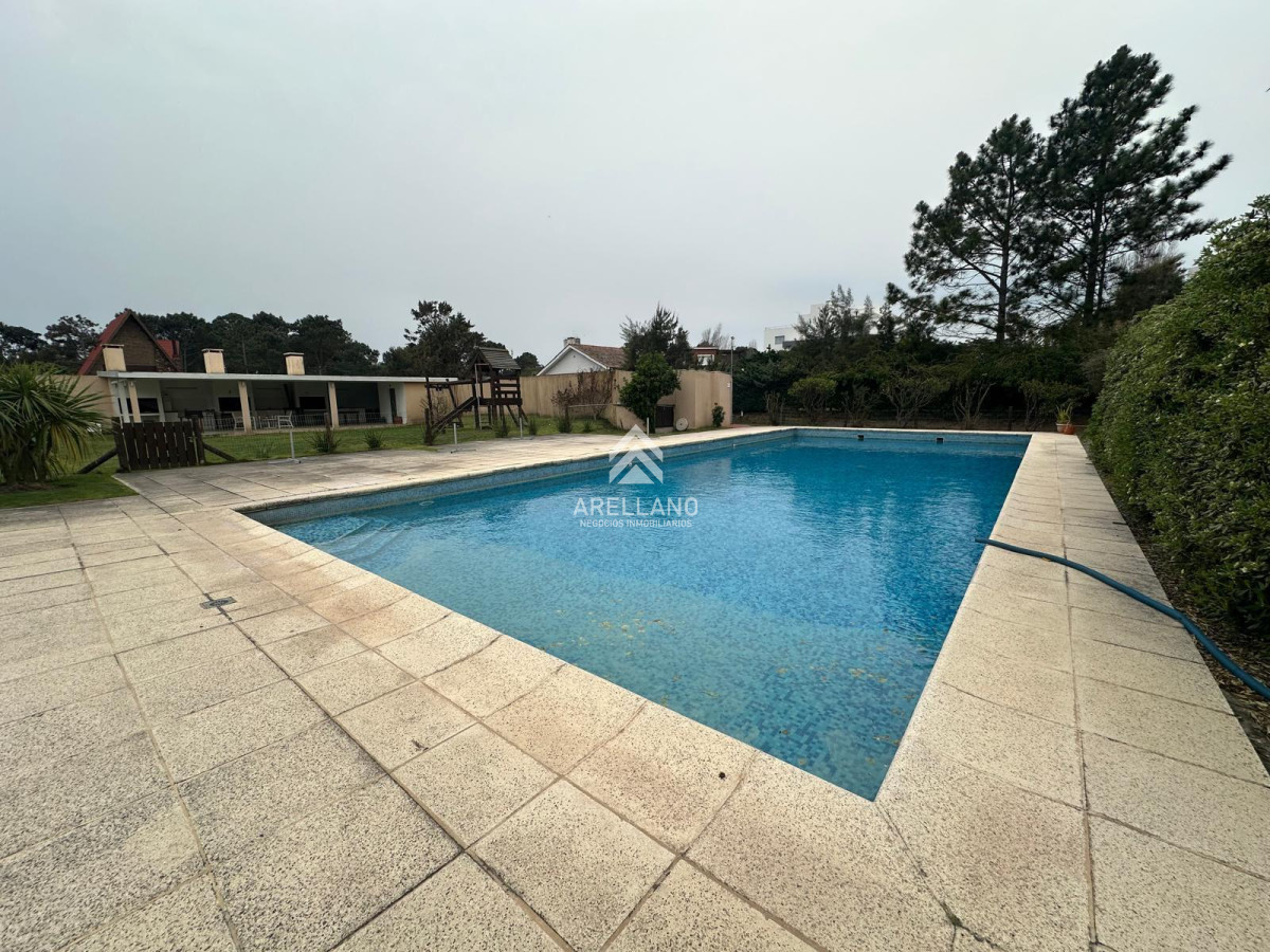 Apartamento ID.4239 - Apartamento en venta y alquiler temporal, 3 dormitorios, frente al mar Playa mansa, Punta del Este