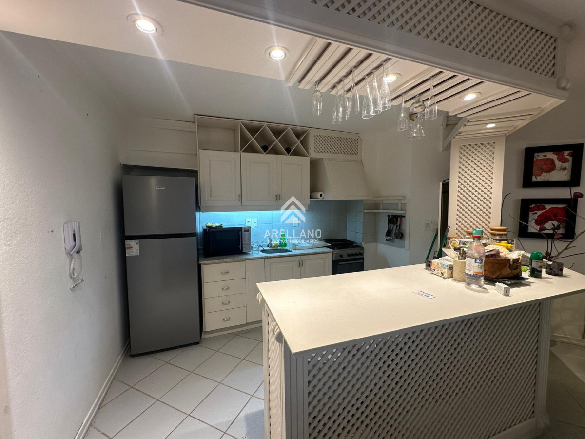 Apartamento ID.4239 - Apartamento en venta y alquiler temporal, 3 dormitorios, frente al mar Playa mansa, Punta del Este