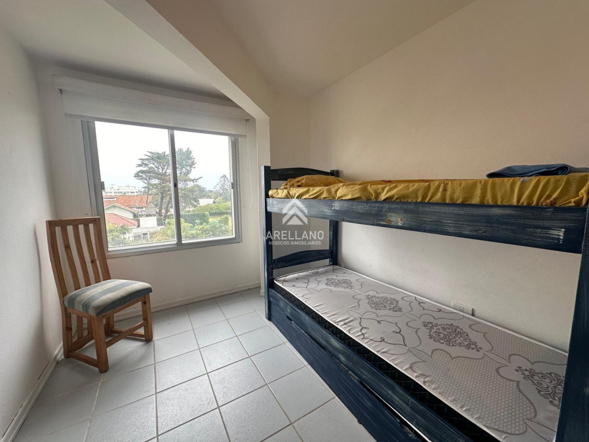 Apartamento ID.4239 - Apartamento en venta y alquiler temporal, 3 dormitorios, frente al mar Playa mansa, Punta del Este