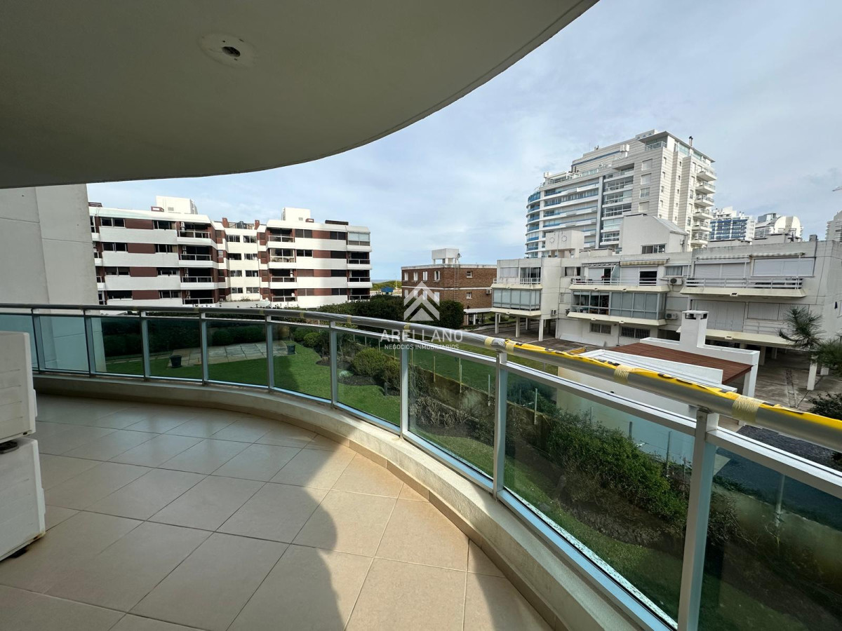 Apartamento ID.5700 - Apartamento en venta de 3 dormitorios en Playa Brava 