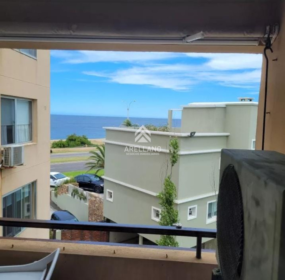 Apartamento ID.4239 - Apartamento en venta y alquiler temporal, 3 dormitorios, frente al mar Playa mansa, Punta del Este