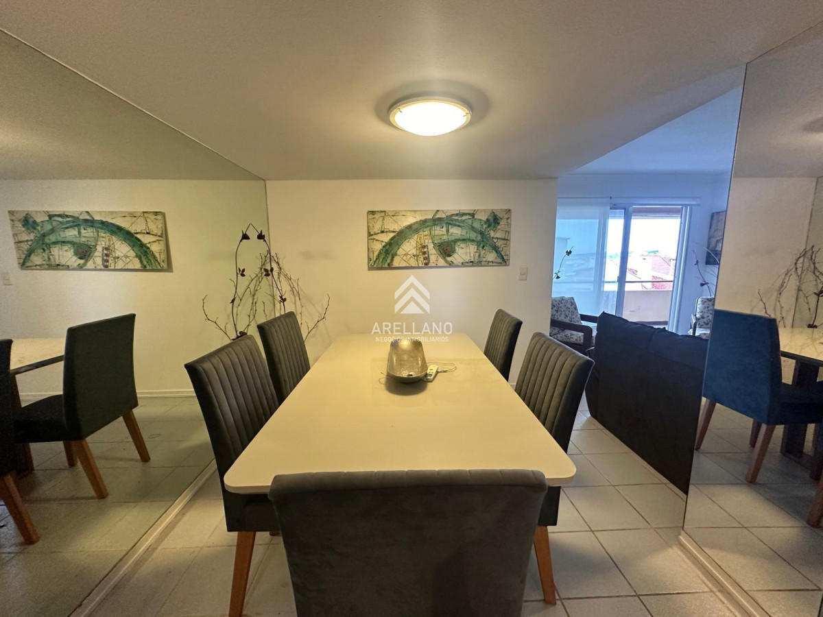 Apartamento ID.4239 - Apartamento en venta y alquiler temporal, 3 dormitorios, frente al mar Playa mansa, Punta del Este