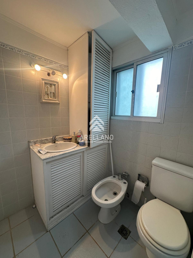 Apartamento ID.4239 - Apartamento en venta y alquiler temporal, 3 dormitorios, frente al mar Playa mansa, Punta del Este
