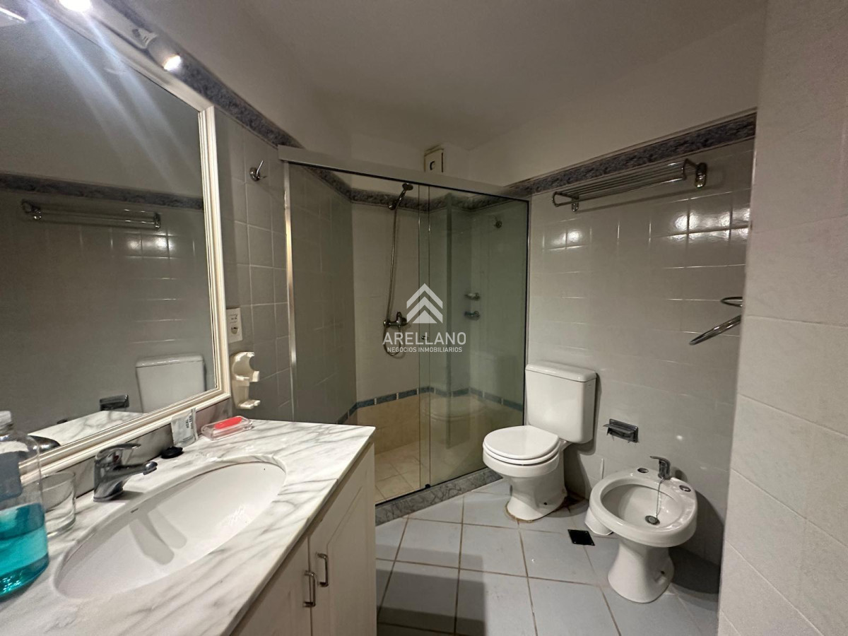 Apartamento ID.4239 - Apartamento en venta y alquiler temporal, 3 dormitorios, frente al mar Playa mansa, Punta del Este