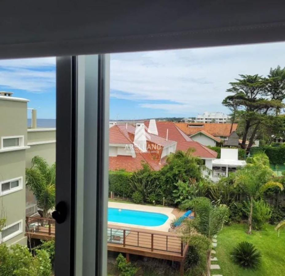 Apartamento ID.4239 - Apartamento en venta y alquiler temporal, 3 dormitorios, frente al mar Playa mansa, Punta del Este