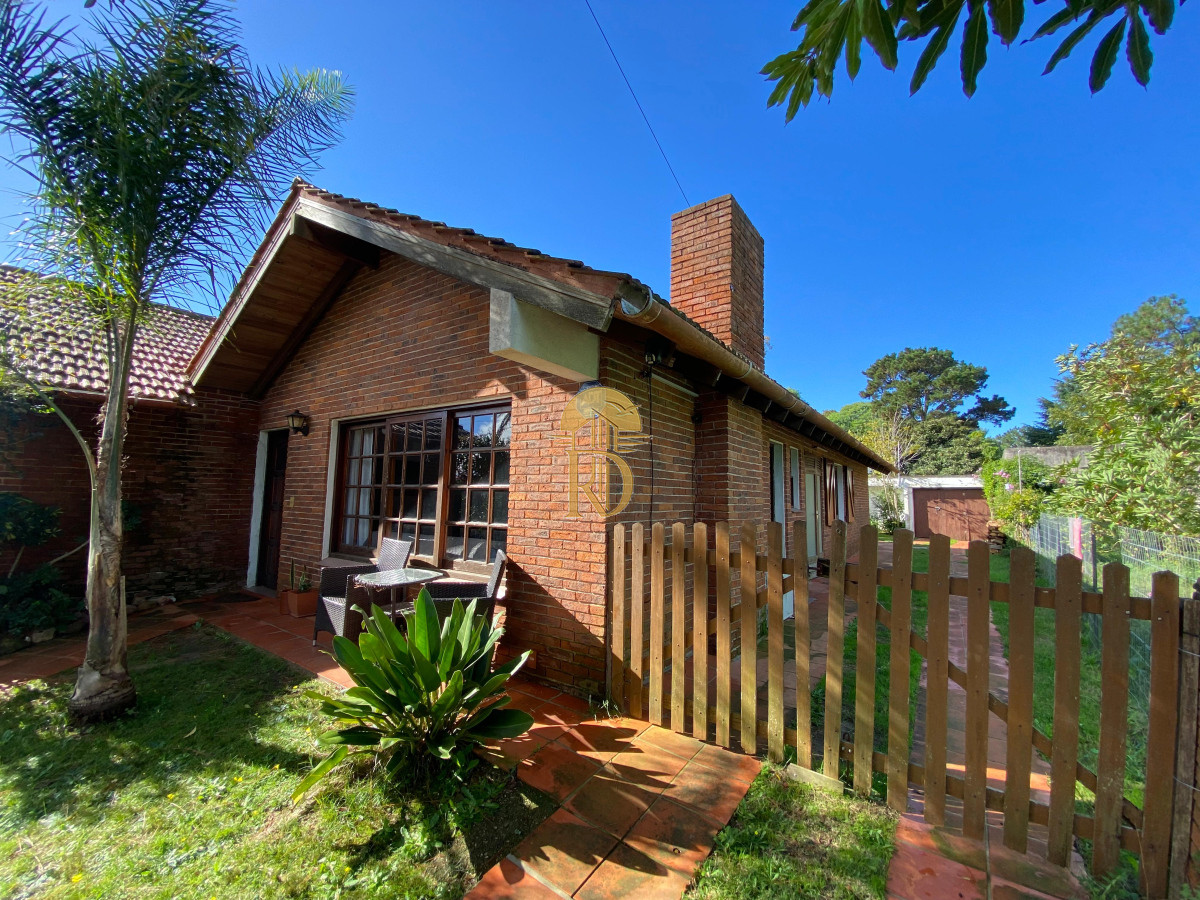 Casa en Venta de 2 dormitorios y dependecia en Pinares -id-437