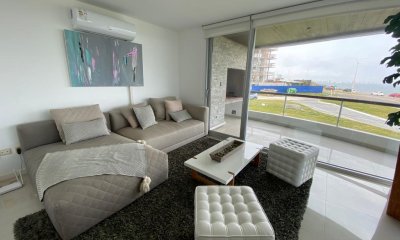 Apartamento en venta de 3 dormitorios y servicio, Punta del Este Primera linea