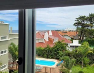 Apartamento en venta y alquiler temporal, 3 dormitorios, frente al mar Playa mansa, Punta del Este