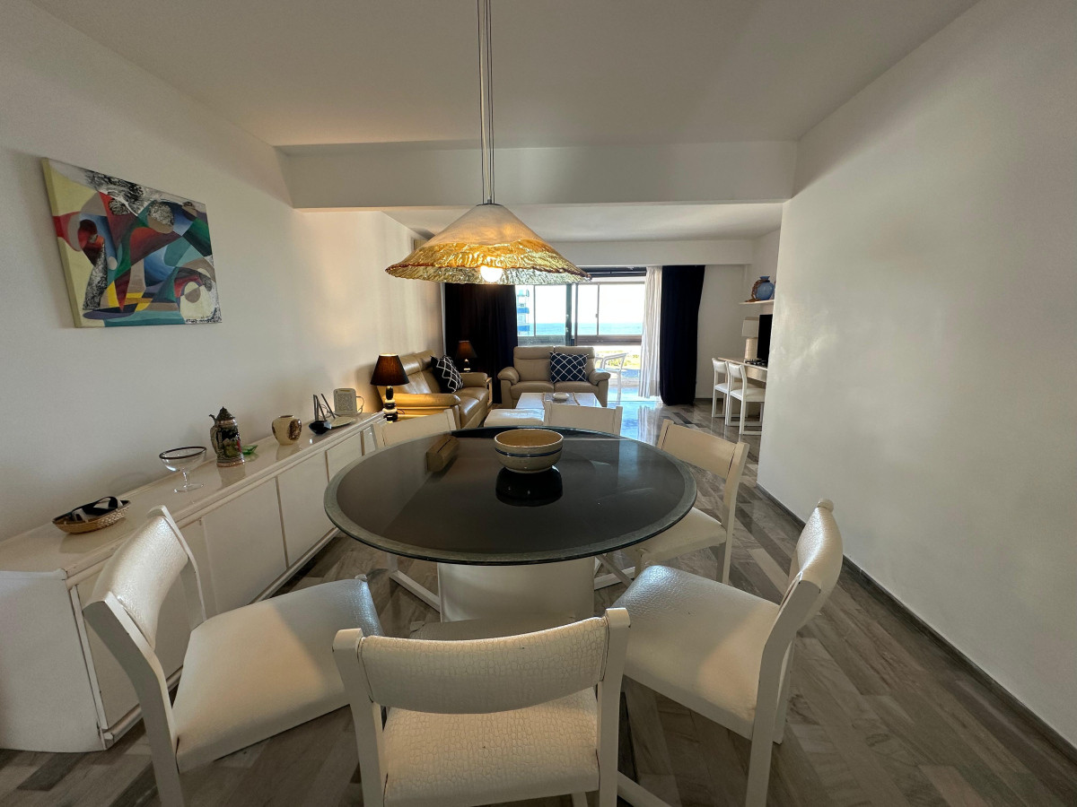 Apartamento de 4 Dormitorios en Venta, sobre Playa Brava, a metros del mar, Punta del Este 