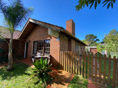 Casa en Venta de 2 dormitorios y dependencia en Pinares 