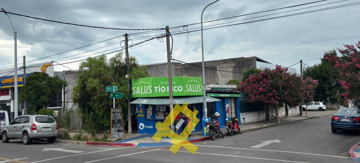 Casa ID.148 - Excelente local sobre avenida