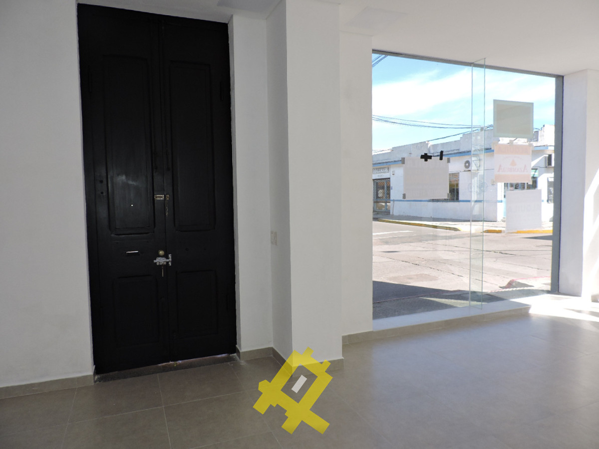 Local Comercial ID.154 - Excelente local esquina Centro de Maldonado