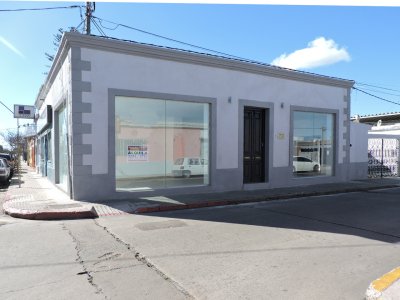 Excelente local esquina Centro de Maldonado
