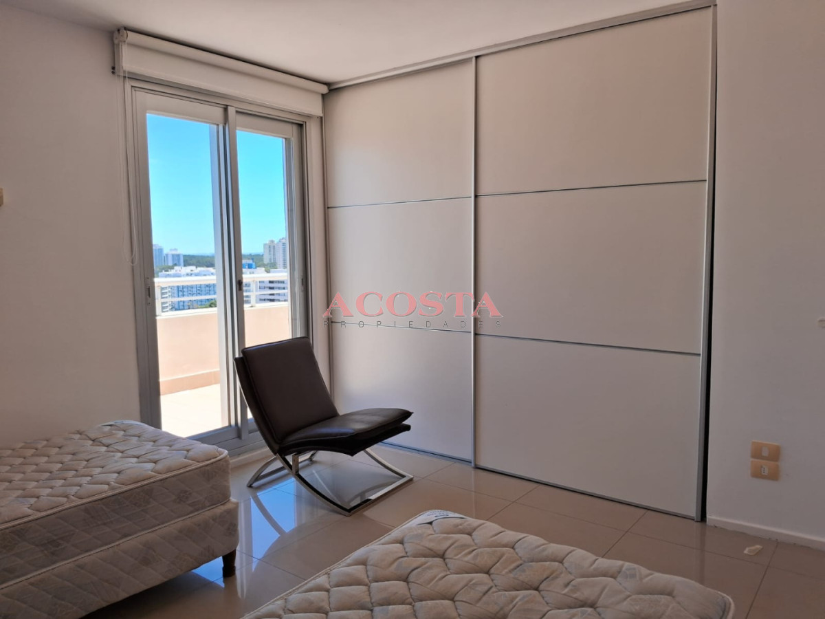 Apartamento ID.152 - pent house en zona de playa brava 