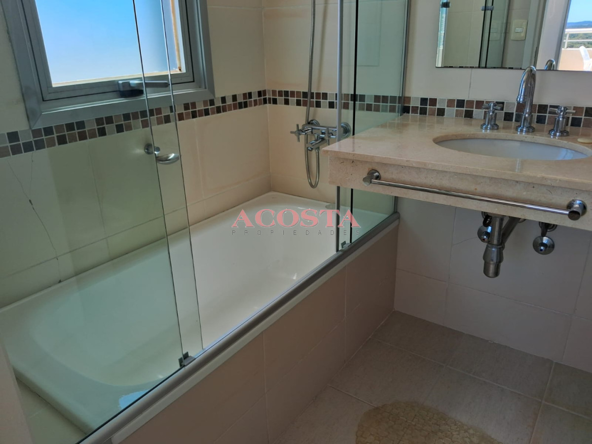 Apartamento ID.152 - pent house en zona de playa brava 