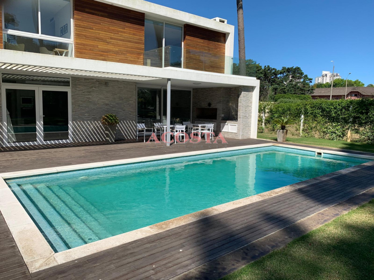 Casa ID.235 - Casa moderna de excelente construcción 