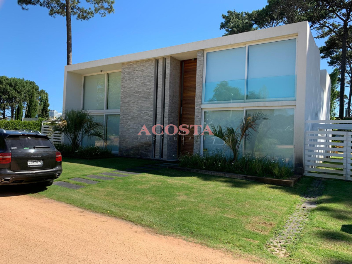 Casa ID.235 - Casa moderna de excelente construcción 