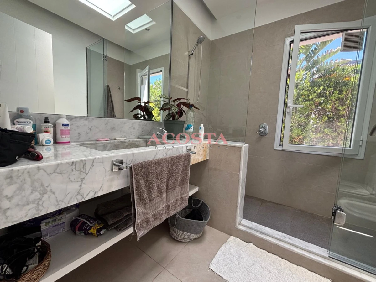 Casa ID.232 - Hermosa casa con vista al mar a metros de Playa Los Cangrejos 