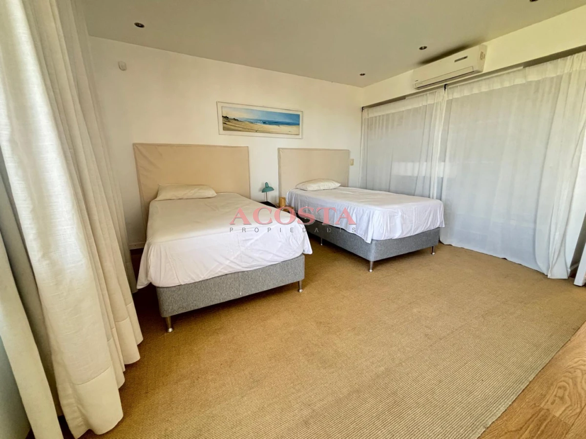 Casa ID.232 - Hermosa casa con vista al mar a metros de Playa Los Cangrejos 