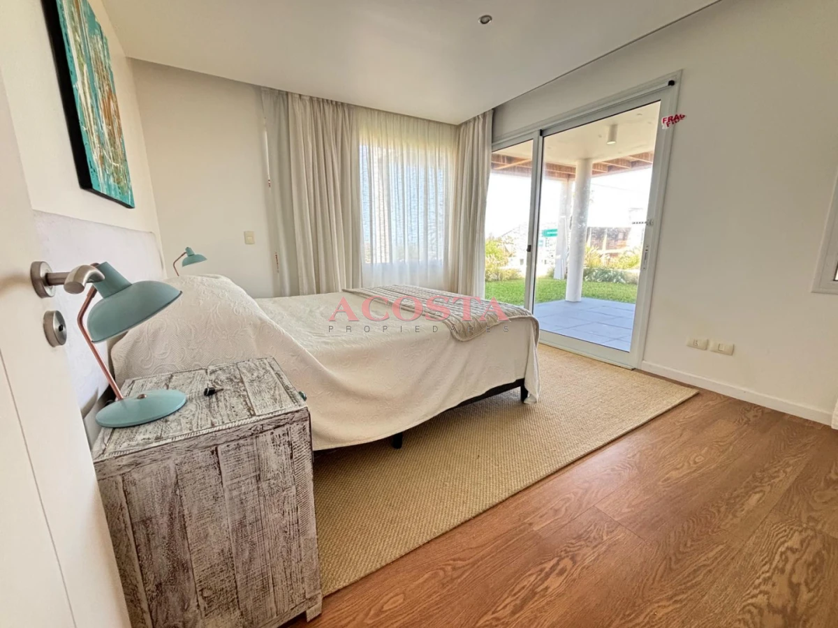 Casa ID.232 - Hermosa casa con vista al mar a metros de Playa Los Cangrejos 