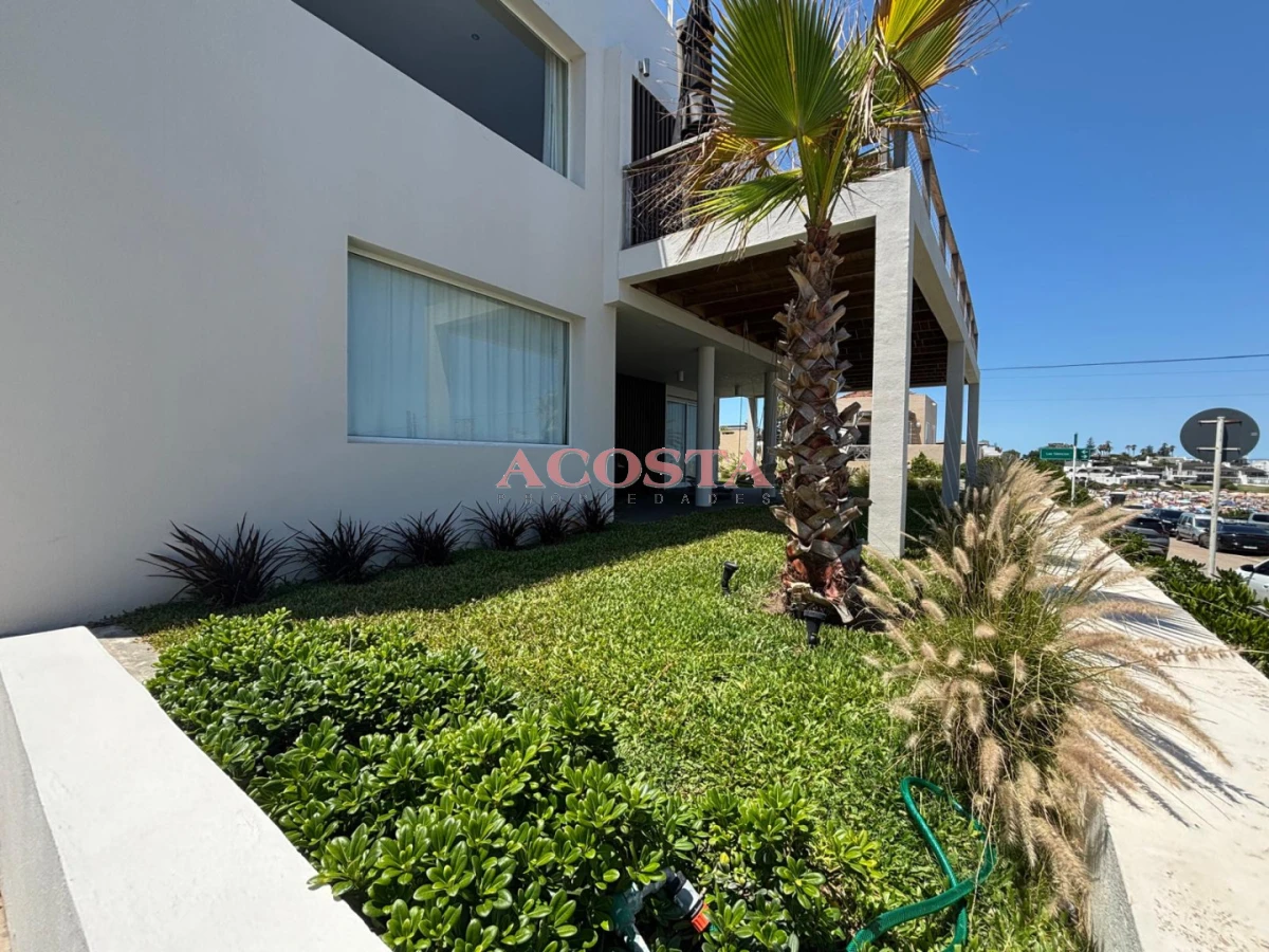 Casa ID.232 - Hermosa casa con vista al mar a metros de Playa Los Cangrejos 