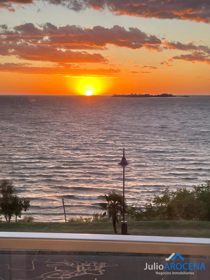 Apartamento ID.1362 - Hermoso apartamento en venta en primera línea. Rambla de Colonia del Sacramento.