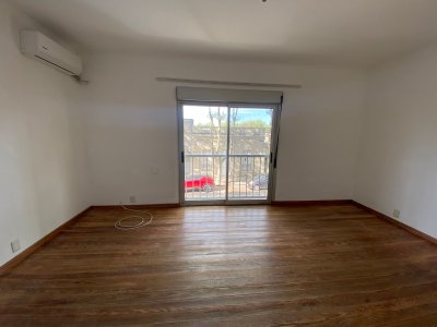 ¡Descubre este encantador apartamento en el corazón de Colonia del Sacramento! 