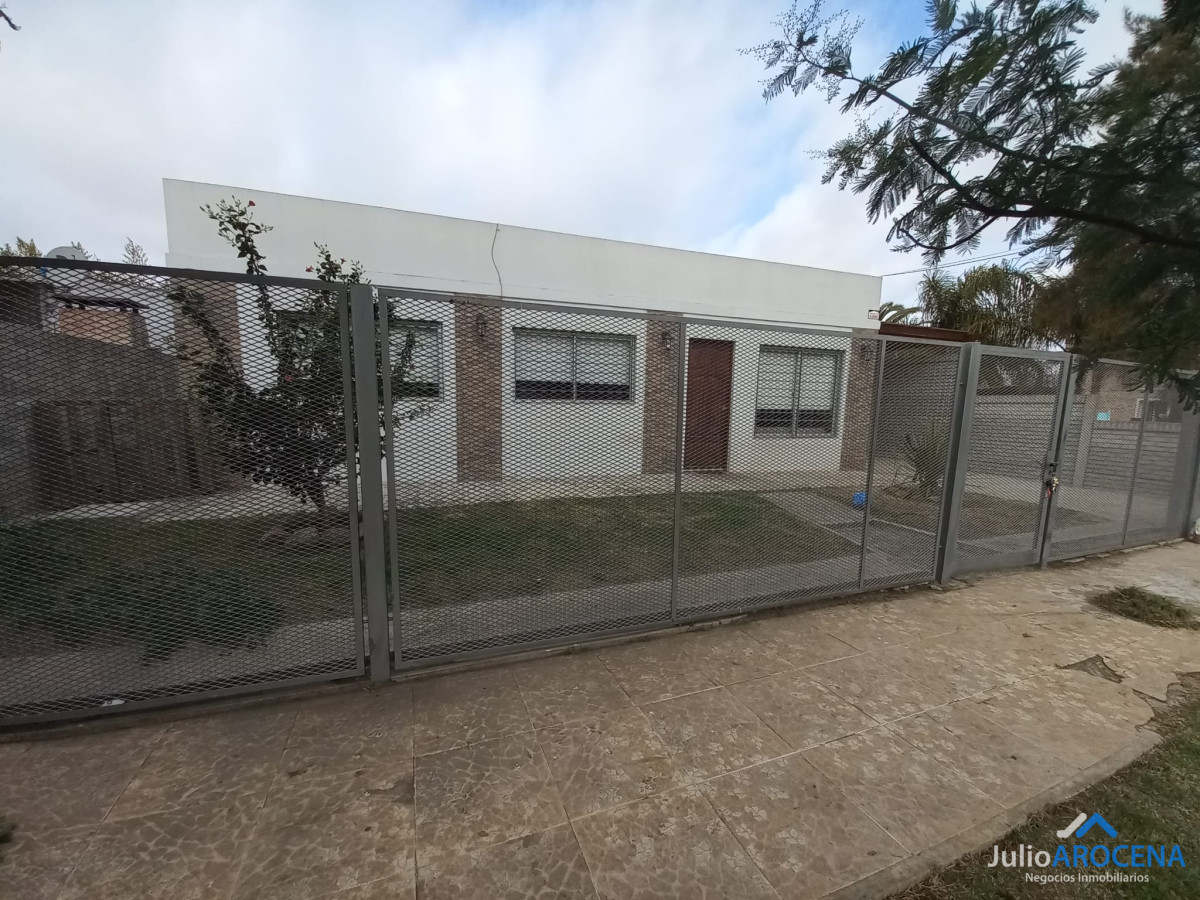 Casa ID.1200 - Casa en venta en las quintitas 3 dormitorios, uno en suite, 2 baños completos.