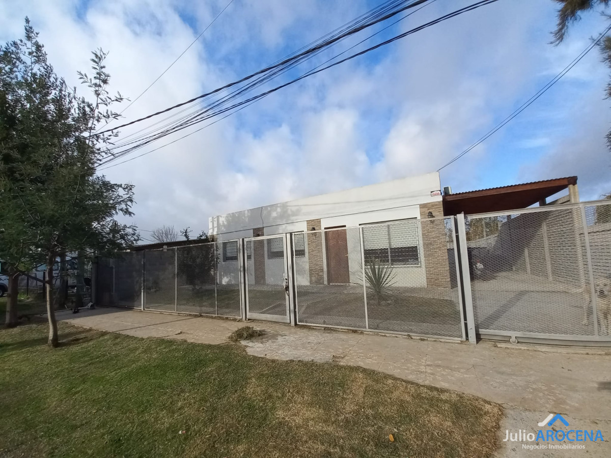 Casa ID.1200 - Casa en venta en las quintitas 3 dormitorios, uno en suite, 2 baños completos.