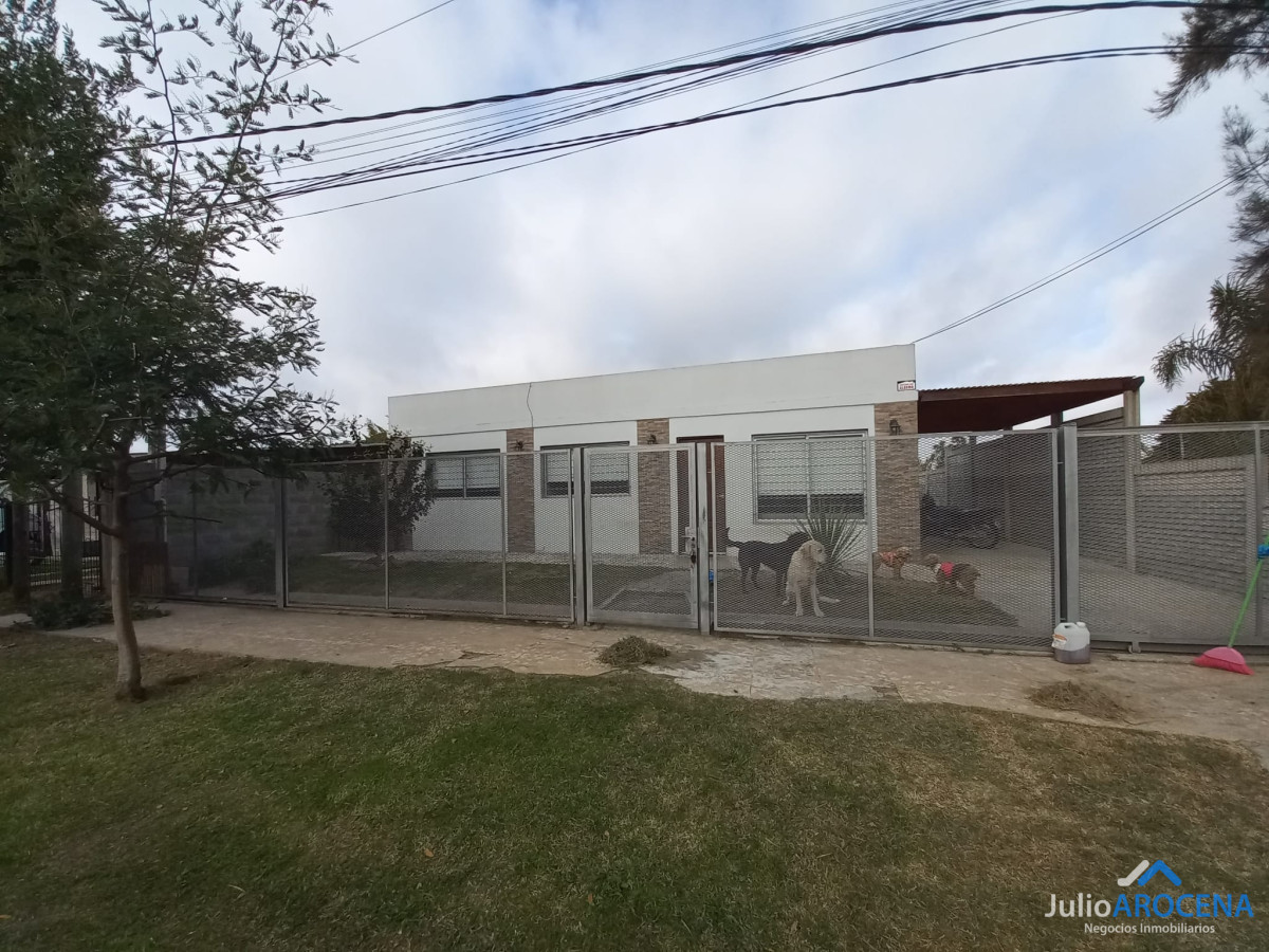Casa ID.1200 - Casa en venta en las quintitas 3 dormitorios, uno en suite, 2 baños completos.
