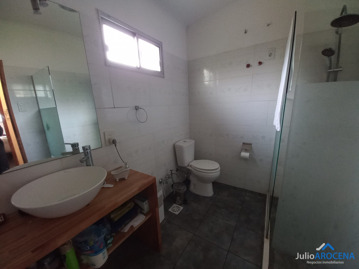Casa ID.1200 - Casa en venta en las quintitas 3 dormitorios, uno en suite, 2 baños completos.