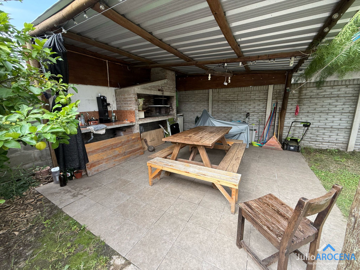 Casa ID.1200 - Casa en venta en las quintitas 3 dormitorios, uno en suite, 2 baños completos.