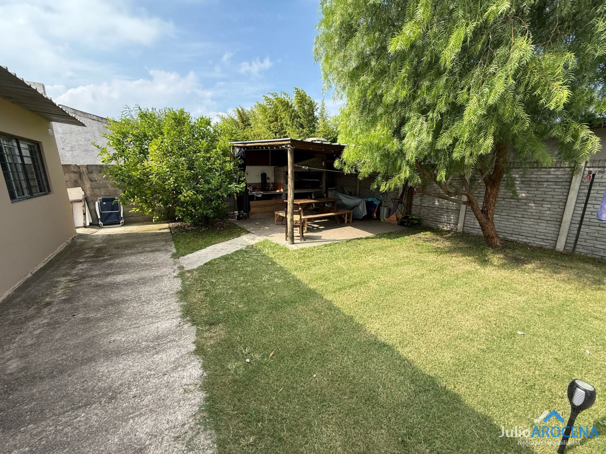 Casa ID.1200 - Casa en venta en las quintitas 3 dormitorios, uno en suite, 2 baños completos.