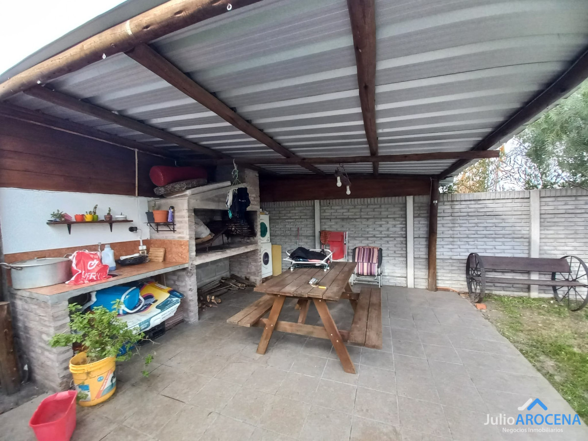 Casa ID.1200 - Casa en venta en las quintitas 3 dormitorios, uno en suite, 2 baños completos.