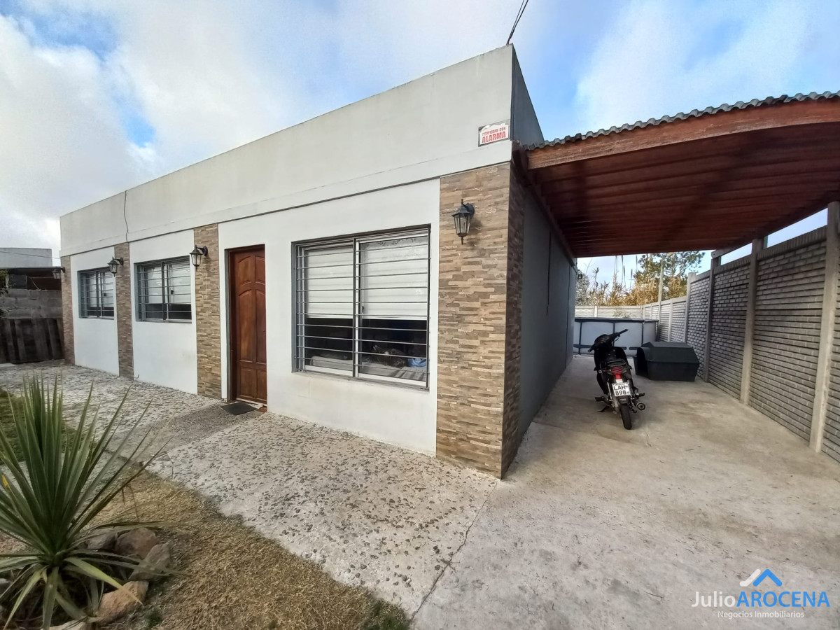 Casa ID.1200 - Casa en venta en las quintitas 3 dormitorios, uno en suite, 2 baños completos.