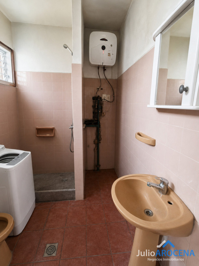 Casa ID.768 - Venta y alquiler de casa en Colonia a pocas cuadras de Gral. Flores