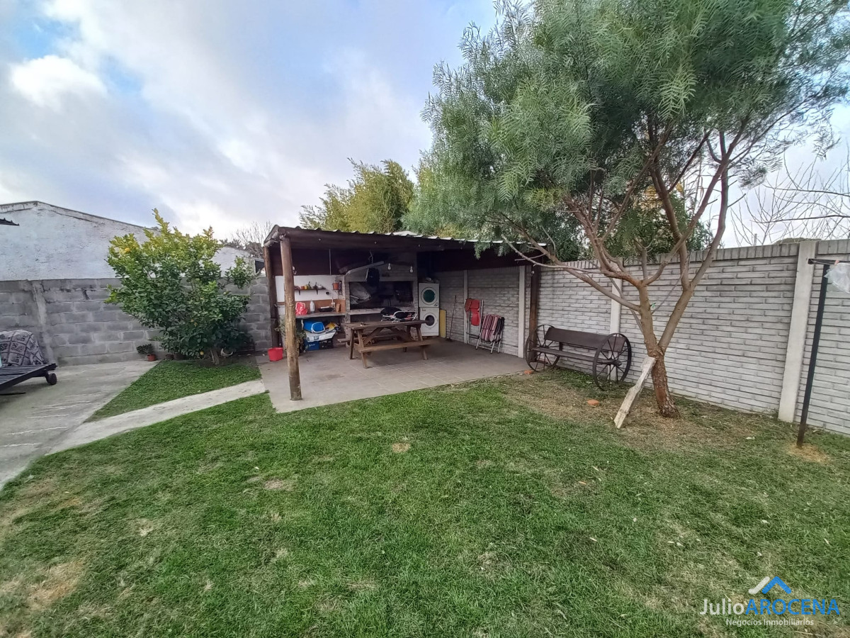 Casa ID.1200 - Casa en venta en las quintitas 3 dormitorios, uno en suite, 2 baños completos.